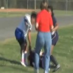 Foot : une joueuse pète les plombs et passe à tabac son adversaire en plein match (VIDEO)