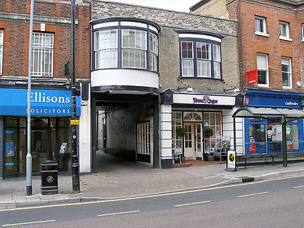 Un homme ivre casse le nez d’une passante en public (VIDEO)