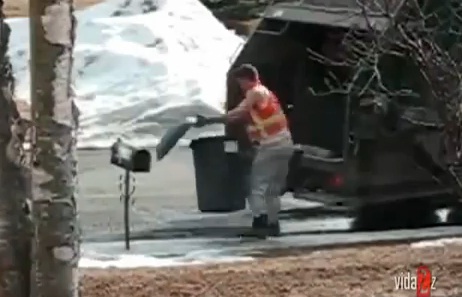 Éboueur qui pète les plombs ! (VIDEO)