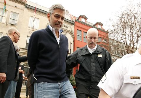 George Clooney arrêté et menotté à Washington (VIDEO)