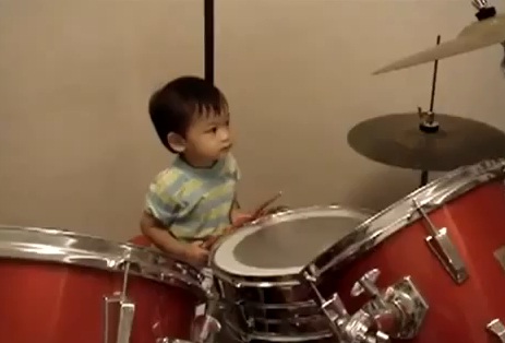 Il joue de la batterie à… 1 an (VIDEO)
