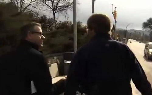 Journaliste qui se prend un poteau lors d&rsquo;une interview (VIDEO)