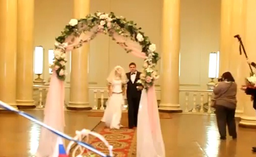 La mariée perd sa robe en pleine cérémonie !  (VIDEO)