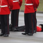 Un garde s&rsquo;évanouit au passage de Kate Middleton (VIDEO)