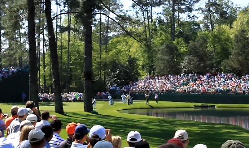 Golf : Un hole-in-one avec des ricochets sur l&rsquo;eau ! (VIDEO)