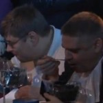 Un Russe avale 5.000 $ de caviar en 90 secondes (VIDEO)