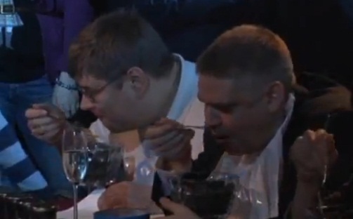 Un Russe avale 5.000 $ de caviar en 90 secondes (VIDEO)