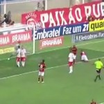 Le gros loupé de Ronaldinho ! (VIDEO)