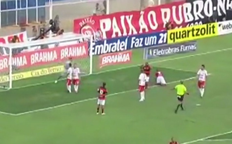 Le gros loupé de Ronaldinho ! (VIDEO)