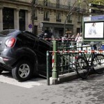 Un automobiliste confond entrée de parking et bouche de métro (VIDEO)