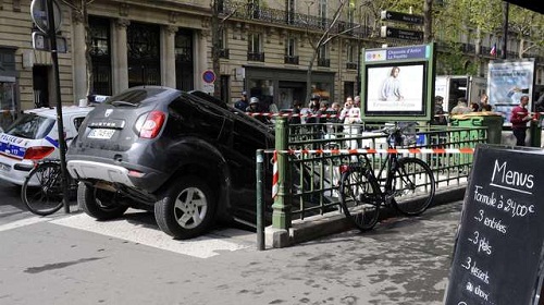 Un automobiliste confond entrée de parking et bouche de métro (VIDEO)