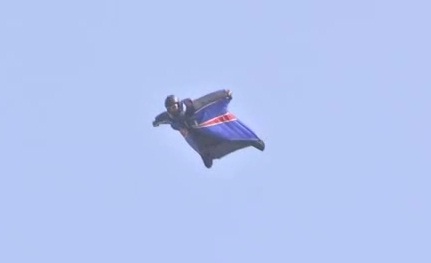 Saut sans parachute de 730 mètres  ! (VIDEO)
