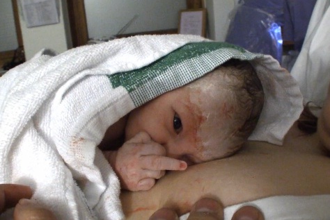 Un nouveau-né fait un doigt d&rsquo;honneur à son père (VIDEO)