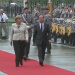 François Hollande : premiers pas maladroits à Berlin (VIDEO)