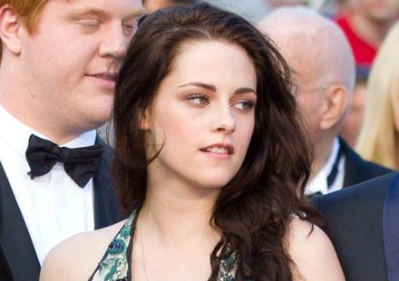 Cannes 2012 : Kristen Stewart huée sur le tapis rouge ! (VIDEO)