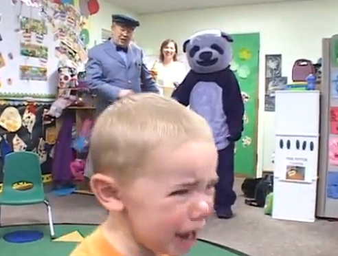 Un homme déguisé en panda terrorise une classe de maternelle (VIDEO)