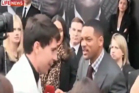 Will Smith &laquo;&nbsp;gifle&nbsp;&raquo; un journaliste qui tente de l’embrasser ! (VIDEO)