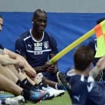 Balotelli et Di Natale font une blague à Cassano (VIDEO)
