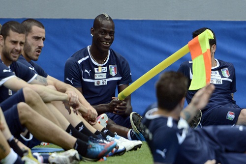 Balotelli et Di Natale font une blague à Cassano (VIDEO)