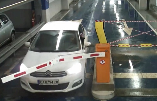 Une femme fonce dans une barrière de parking (VIDEO)