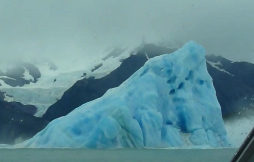 Argentine : un iceberg se retourne sous les yeux de touristes (VIDEO)