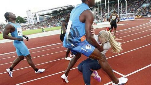 Usain Bolt heurte une hôtesse à la fin de son 100m (VIDEO)