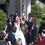 Grand-mère qui arrose la mariée (VIDEO)