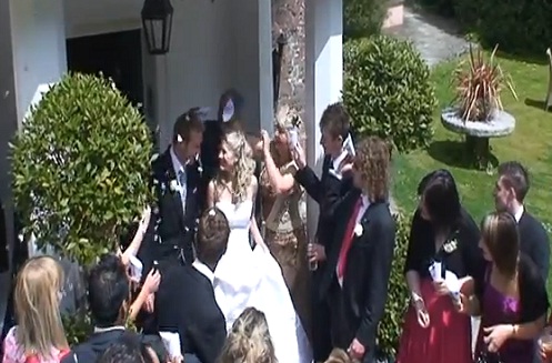 Grand-mère qui arrose la mariée (VIDEO)