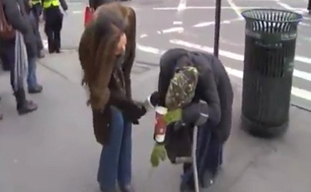 La fausse mendiante de New York démasquée à la TV (VIDEO)