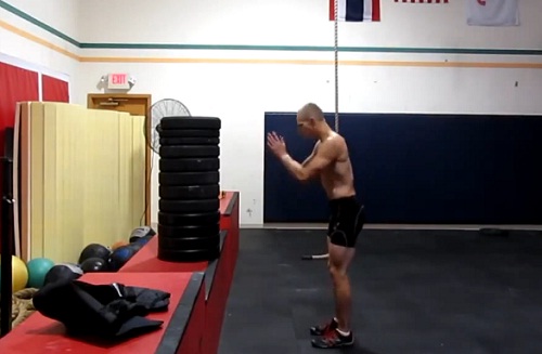 Record du monde : Kevin Bania réalise un saut à 1,62 mètre de hauteur sans élan (VIDEO)