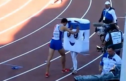 Mahiedine Mekhissi-Benabbad s’en prend à une mascotte (VIDEO)
