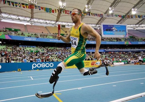 Oscar Pistorius, premier athlète paralympique qualifié pour les JO (VIDEO)