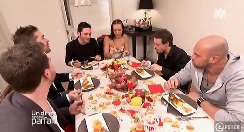 Il se prend un rateau pendant l’émission Un dîner presque parfait (VIDEO)