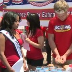Peter Czerwinski avale 15 hamburgers en 10 minutes (VIDEO)