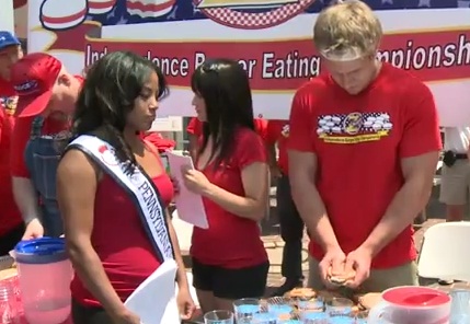 Peter Czerwinski avale 15 hamburgers en 10 minutes (VIDEO)