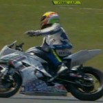 Moto : Il célèbre sa victoire alors qu’il reste un tour (VIDEO)