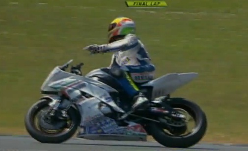 Moto : Il célèbre sa victoire alors qu’il reste un tour (VIDEO)