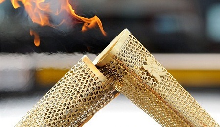 Il tente de s’emparer de la flamme olympique en criant « Allah akbar » (VIDEO)