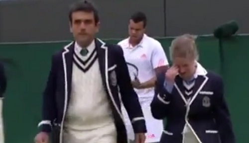 Wimbledon : une juge de ligne reçoit un service de 190 km/h en pleine face (VIDEO)