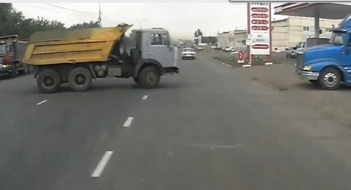 Russie : Il échappe de peu à la mort ! (VIDEO)