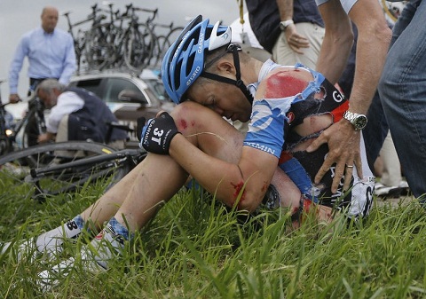 Tour de France 2012 : Une chute collective spectaculaire ! (VIDEO)
