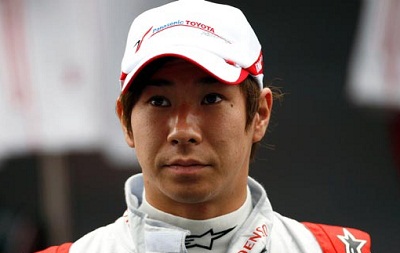 F1 : Kobayashi fauche deux mécaniciens en s’arrêtant au stand (VIDEO)