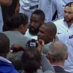 JO 2012 : Michelle Obama fait des câlins aux basketteurs américains (VIDEO)