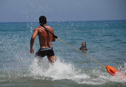 Insolite : Un sauveteur viré après avoir sauvé une vie ! (VIDEO)