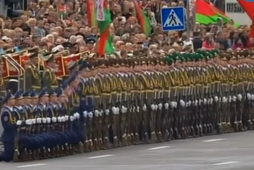 Biélorussie : La parade des soldats dominos (VIDEO)