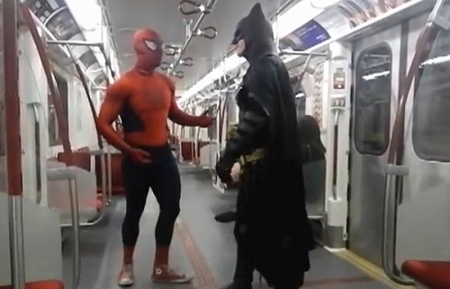 Spiderman et Batman se battent dans le métro (VIDEO)
