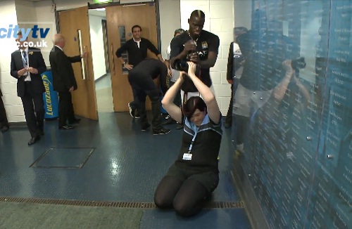 Mario Balotelli s&rsquo;en prend à la photographe de Manchester City ! (VIDEO)