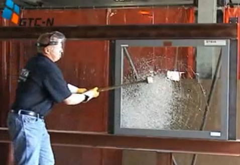 SR 5096, la vitre incassable ! (VIDEO)