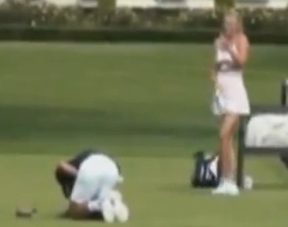 Sharapova vise les parties intimes de Djokovic (VIDEO)