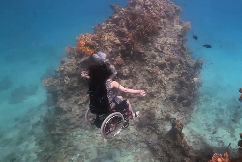 Faire de la plongée en fauteuil roulant (VIDEO)